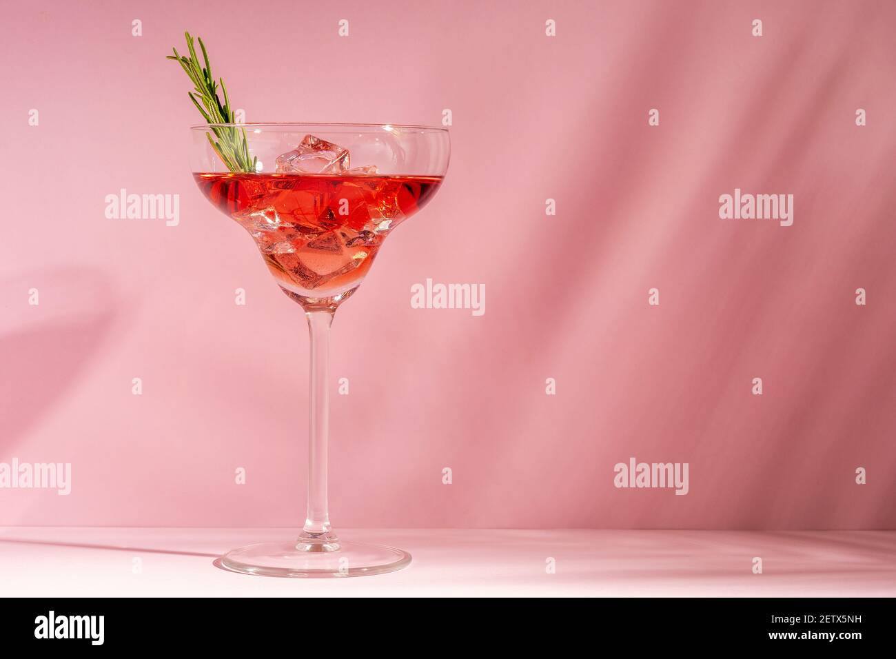 Cocktail rafraîchissant au romarin dans un verre sur fond lumineux. Concept de fête d'été. Banque D'Images