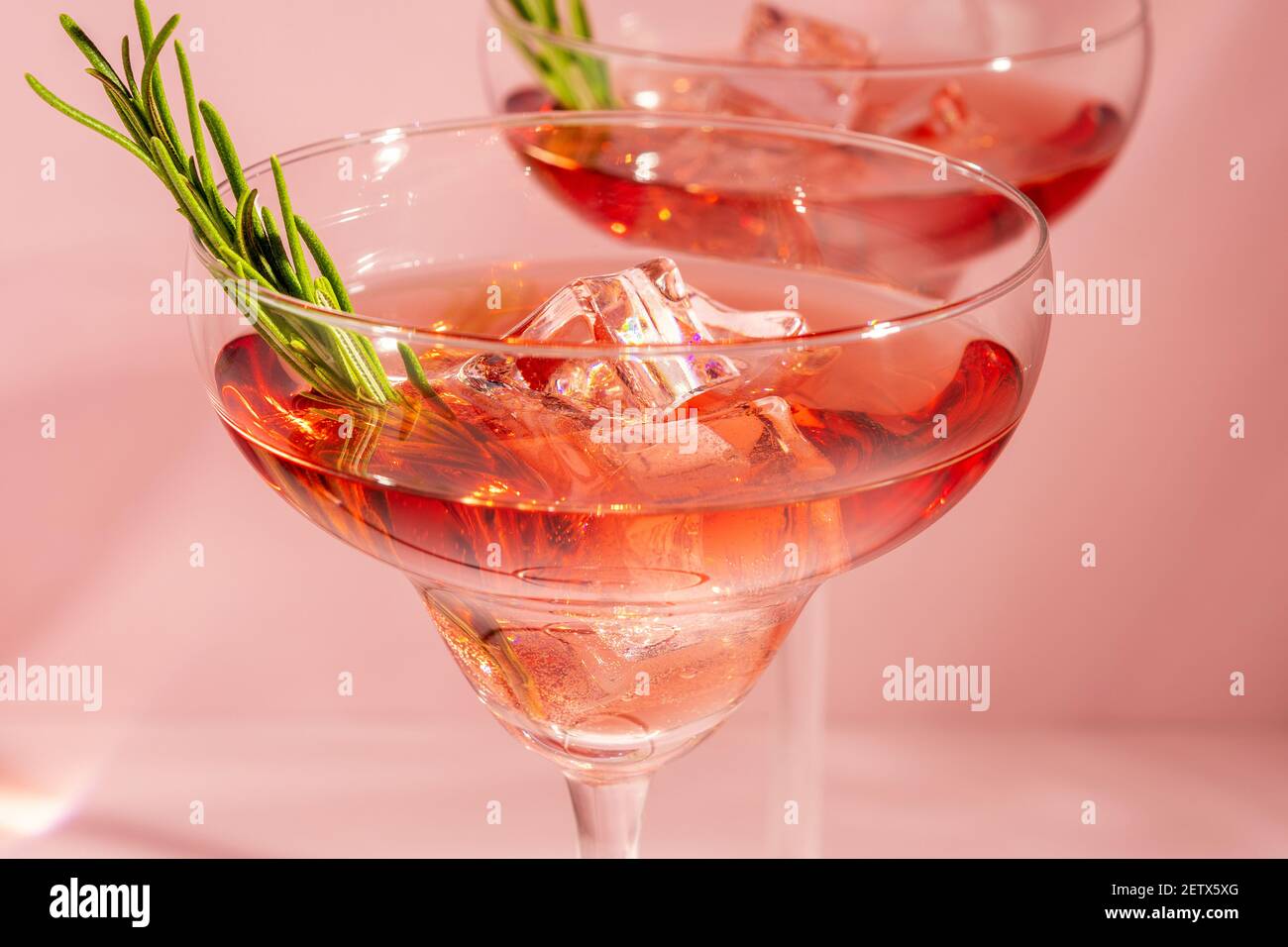 Cocktail rafraîchissant au romarin dans un verre sur fond lumineux. Concept de fête d'été. Banque D'Images