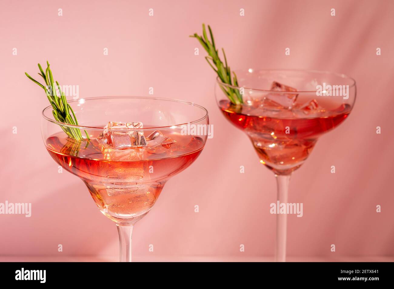 Cocktail rafraîchissant au romarin dans un verre sur fond lumineux. Concept de fête d'été. Banque D'Images