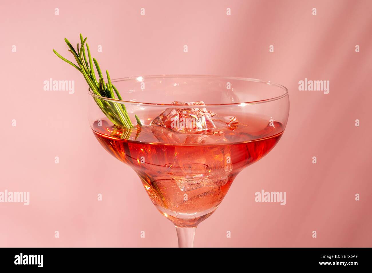 Cocktail rafraîchissant au romarin dans un verre sur fond lumineux. Concept de fête d'été. Banque D'Images