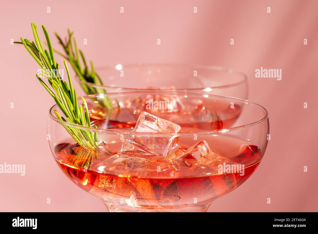 Cocktail rafraîchissant au romarin dans un verre sur fond lumineux. Concept de fête d'été. Banque D'Images