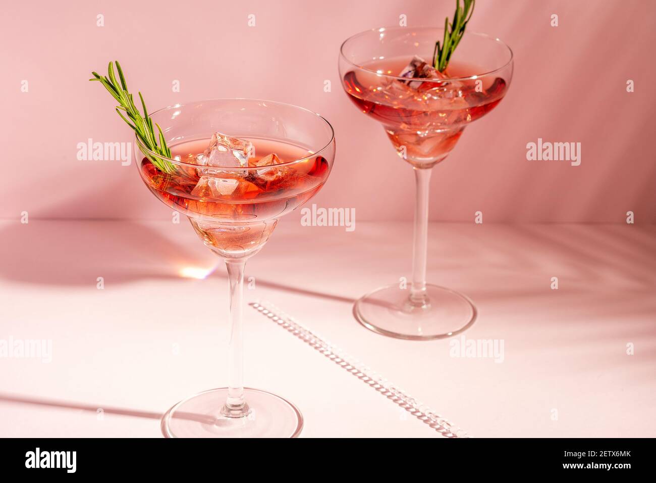 Cocktail rafraîchissant au romarin dans un verre sur fond lumineux. Concept de fête d'été. Banque D'Images