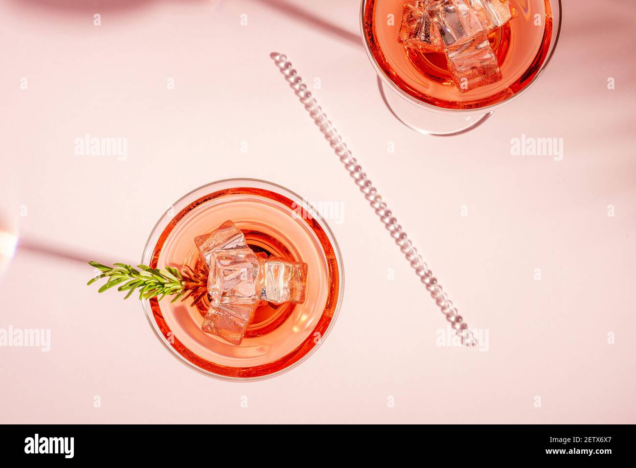 Vue de dessus d'un cocktail rafraîchissant au romarin dans un verre sur un fond lumineux. Concept de fête d'été. Banque D'Images