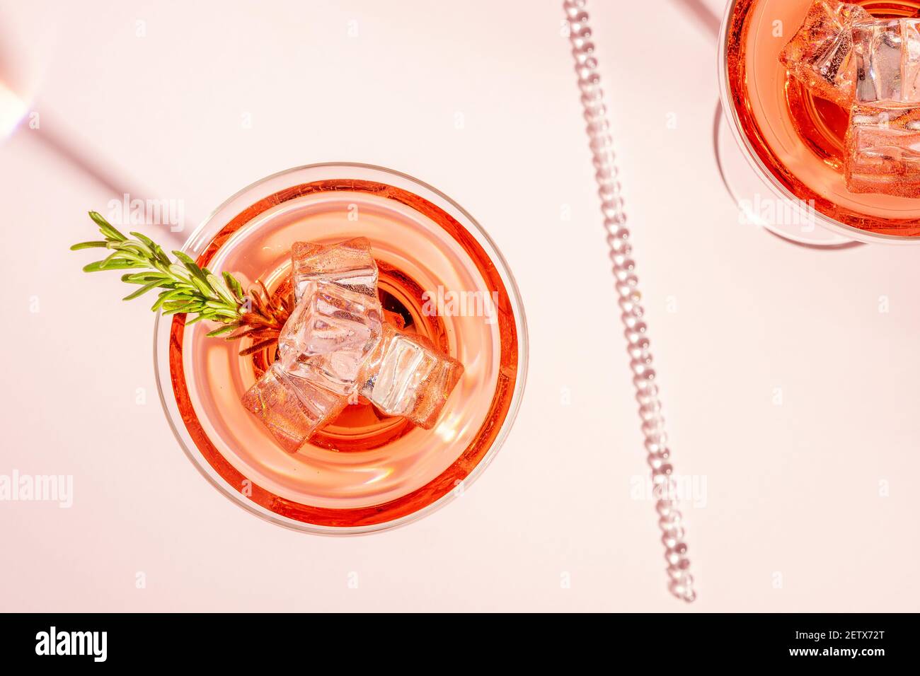 Vue de dessus d'un cocktail rafraîchissant au romarin dans un verre sur un fond lumineux. Concept de fête d'été. Banque D'Images