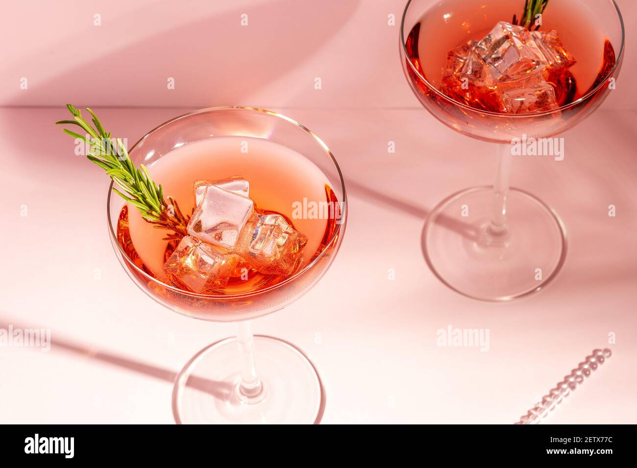 Vue de dessus d'un cocktail rafraîchissant au romarin dans un verre sur un fond lumineux. Concept de fête d'été. Banque D'Images