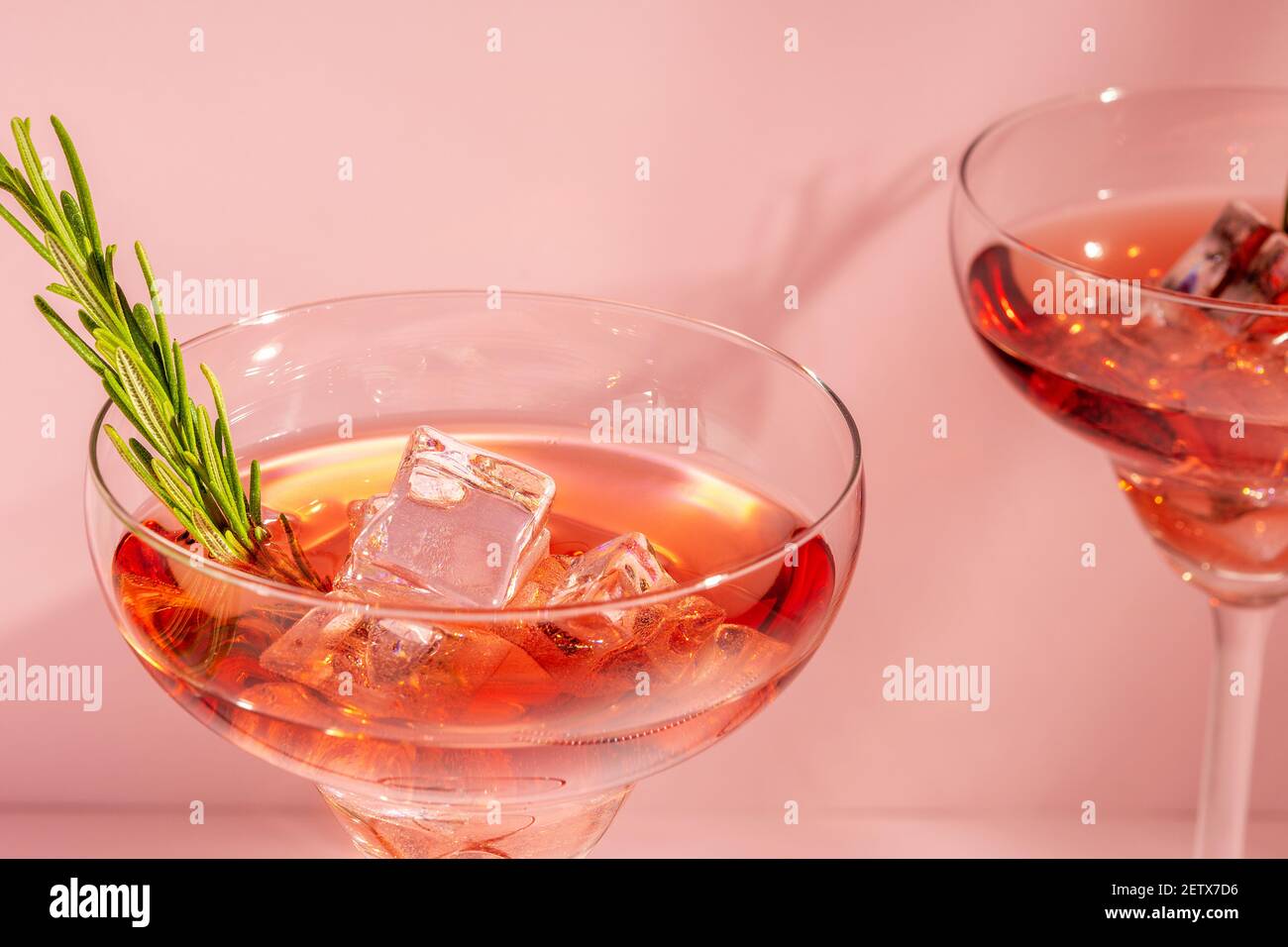 Cocktail rafraîchissant au romarin dans un verre sur fond lumineux. Concept de fête d'été. Banque D'Images