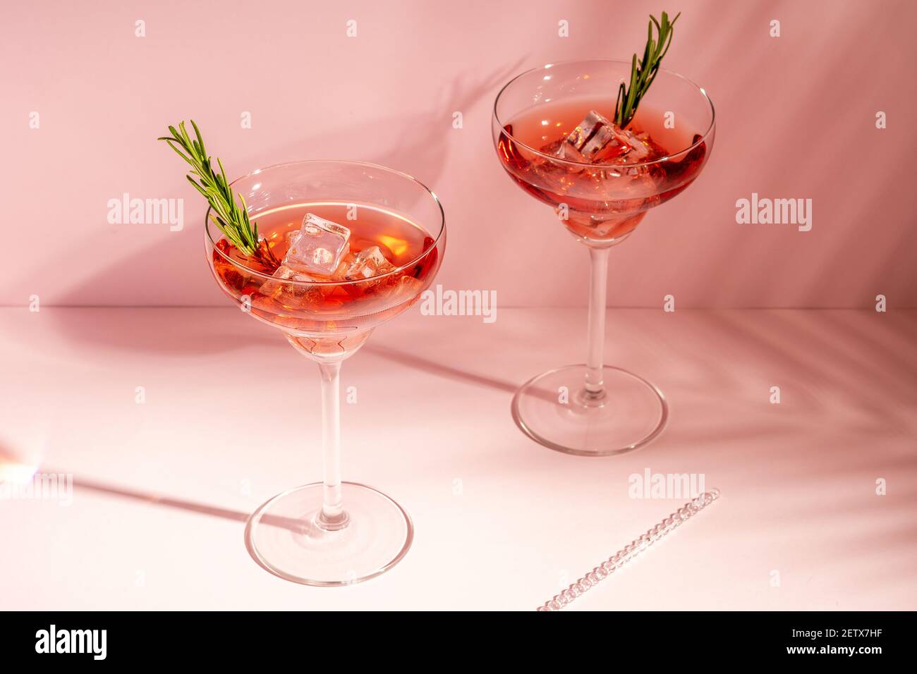 Cocktail rafraîchissant au romarin dans un verre sur fond lumineux. Concept de fête d'été. Banque D'Images