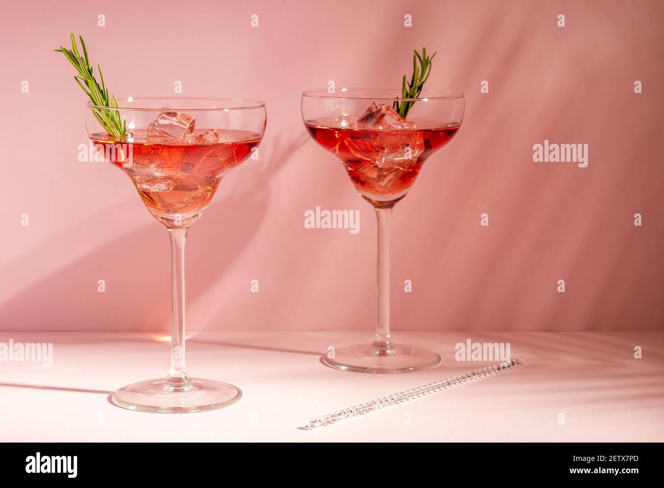 Cocktail rafraîchissant au romarin dans un verre sur fond lumineux. Concept de fête d'été. Banque D'Images