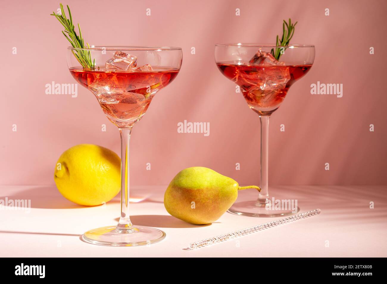 Cocktail rafraîchissant dans un verre avec pêche sur fond lumineux. Concept de fête d'été. Banque D'Images