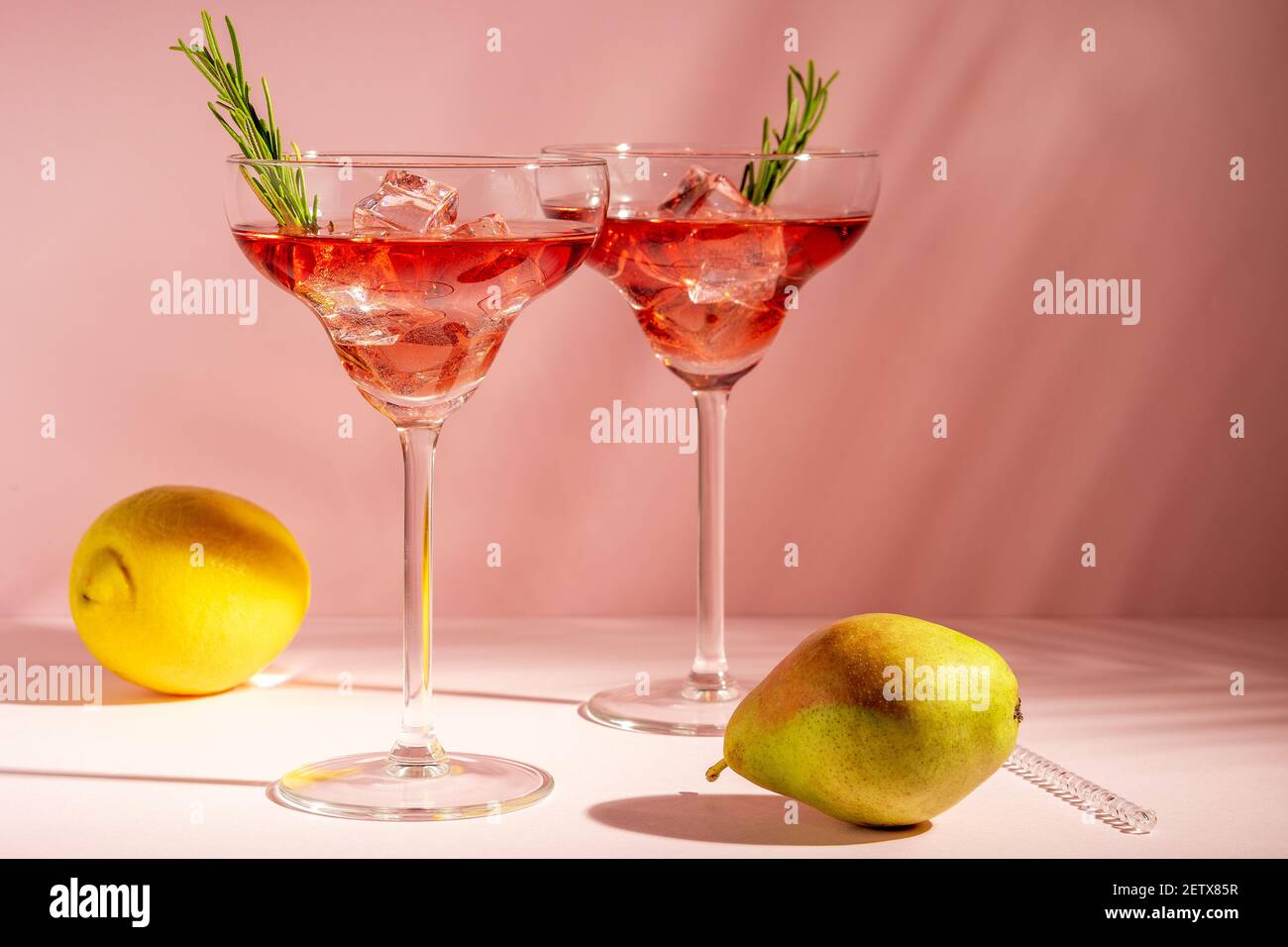 Cocktail rafraîchissant dans un verre de fruits sur fond lumineux. Concept de fête d'été. Banque D'Images