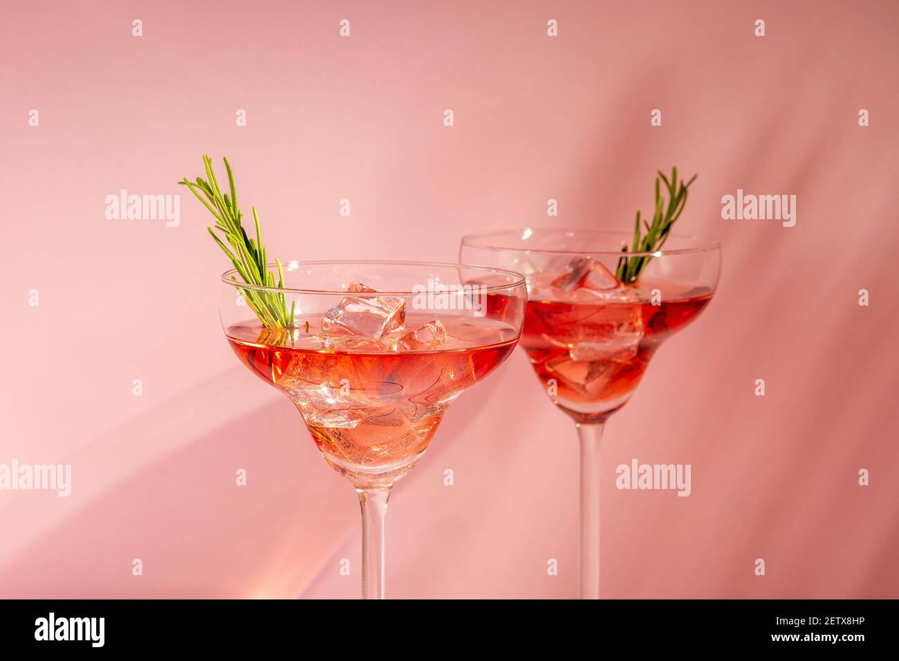 Cocktail rafraîchissant au romarin dans un verre sur fond lumineux. Concept de fête d'été. Banque D'Images