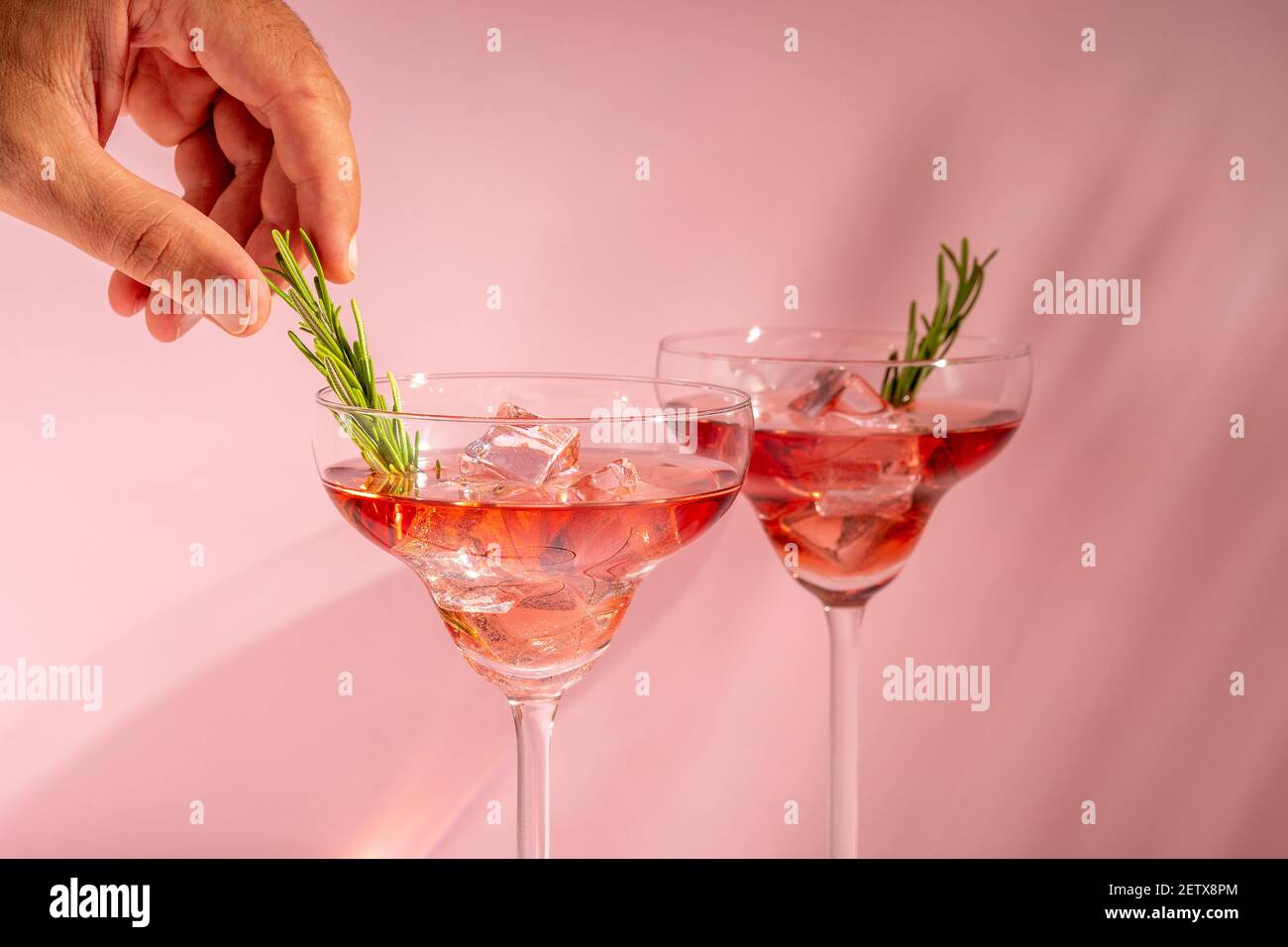 Cocktail rafraîchissant au romarin dans un verre sur fond lumineux. Concept de fête d'été. Banque D'Images