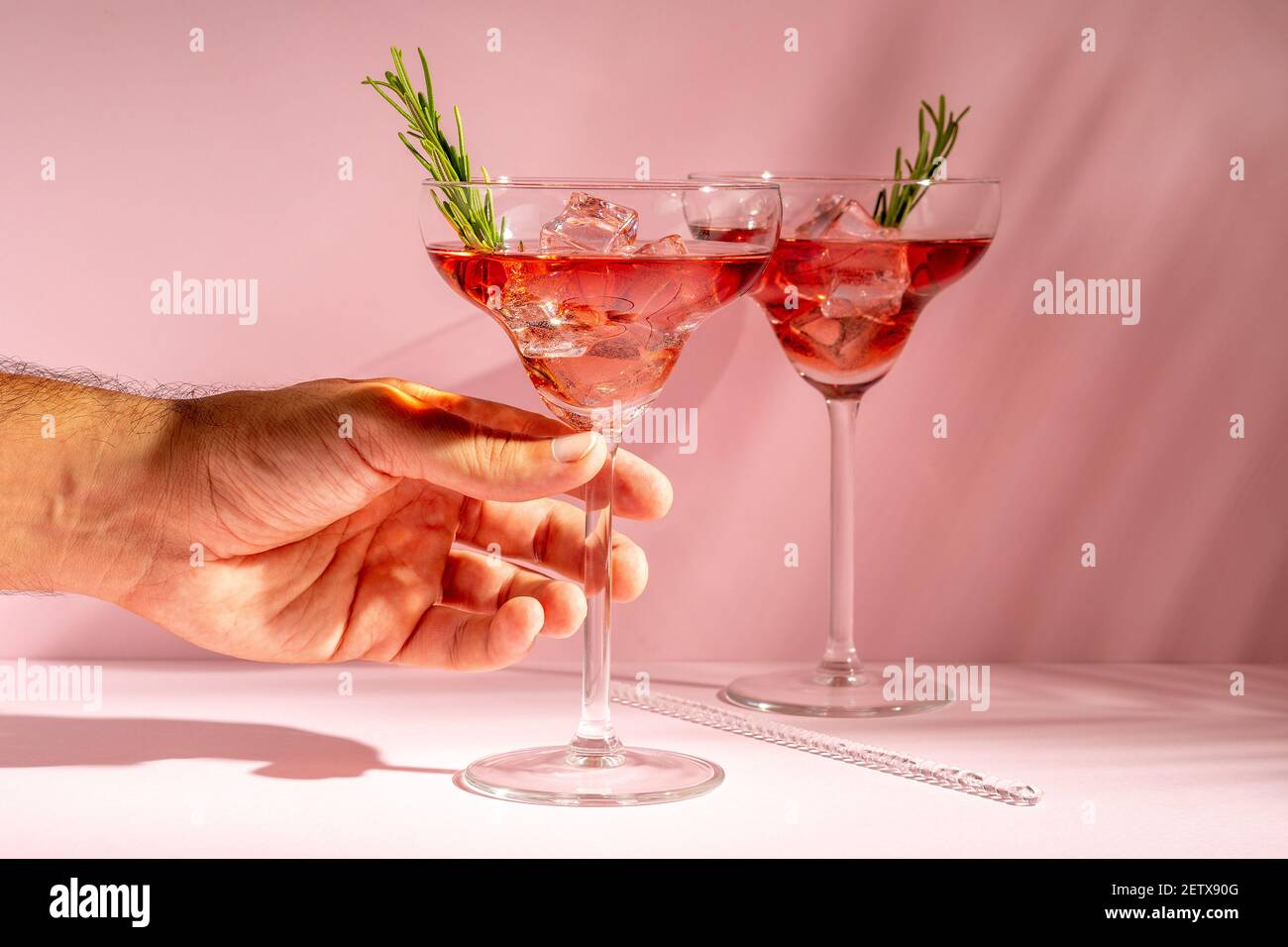 Cocktail rafraîchissant au romarin dans un verre sur fond lumineux. Concept de fête d'été. Banque D'Images