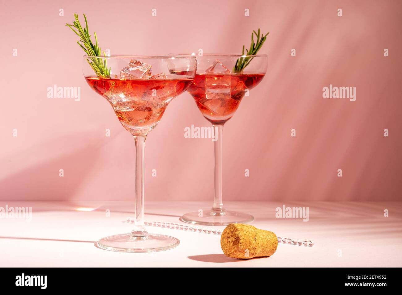 Cocktail rafraîchissant au romarin dans un verre sur fond lumineux. Concept de fête d'été. Banque D'Images