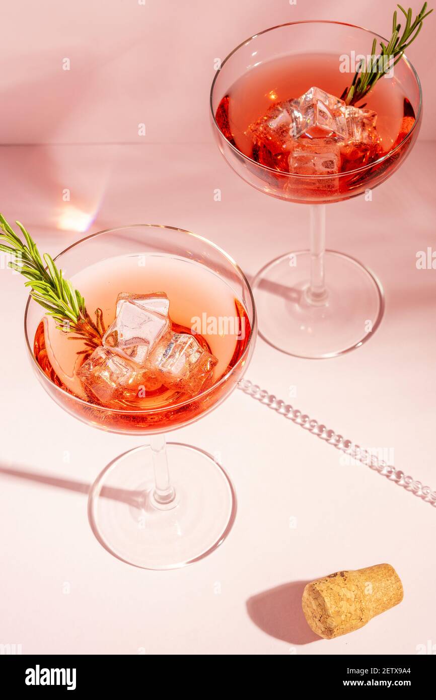 Vue de dessus d'un cocktail rafraîchissant au romarin dans un verre sur un fond lumineux. Concept de fête d'été. Banque D'Images