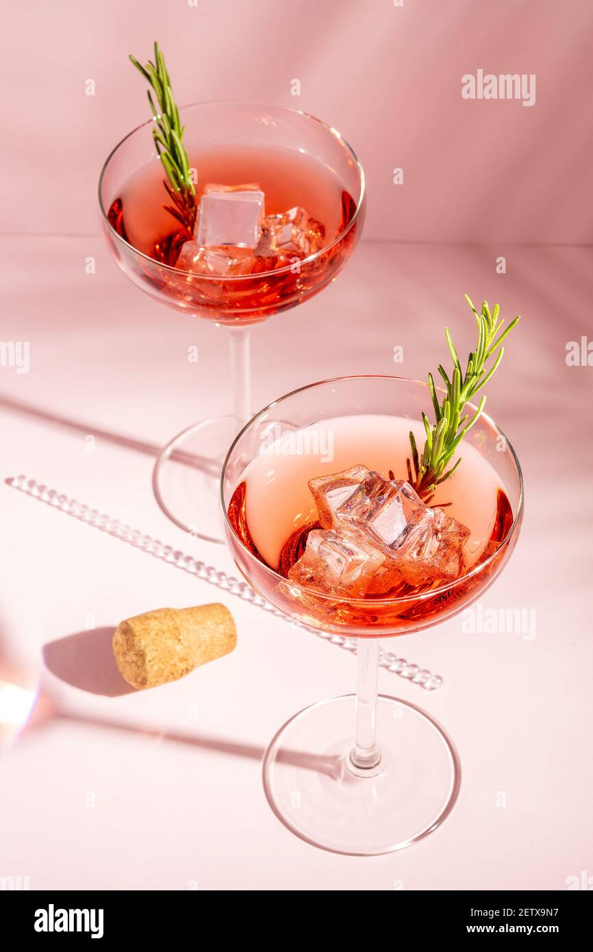 Vue de dessus d'un cocktail rafraîchissant au romarin dans un verre sur un fond lumineux. Concept de fête d'été. Banque D'Images