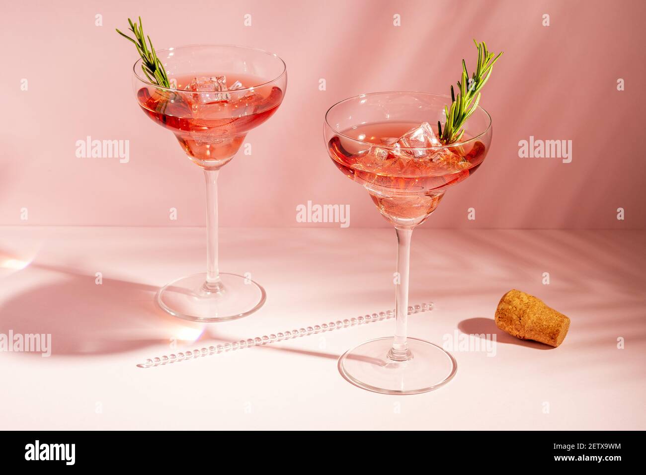 Cocktail rafraîchissant au romarin dans un verre sur fond lumineux. Concept de fête d'été. Banque D'Images