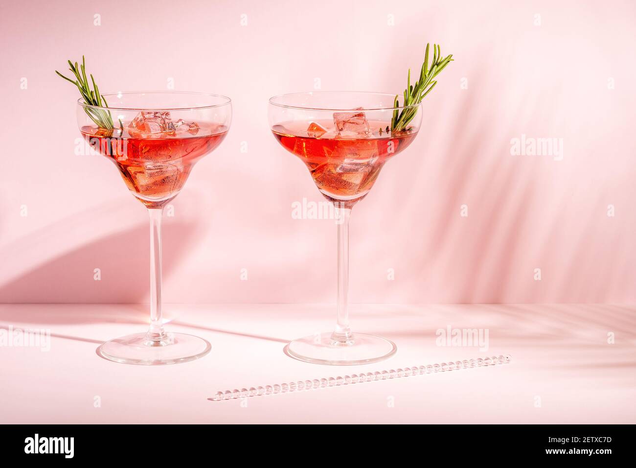 Cocktail rafraîchissant au romarin dans un verre sur fond lumineux. Concept de fête d'été. Banque D'Images