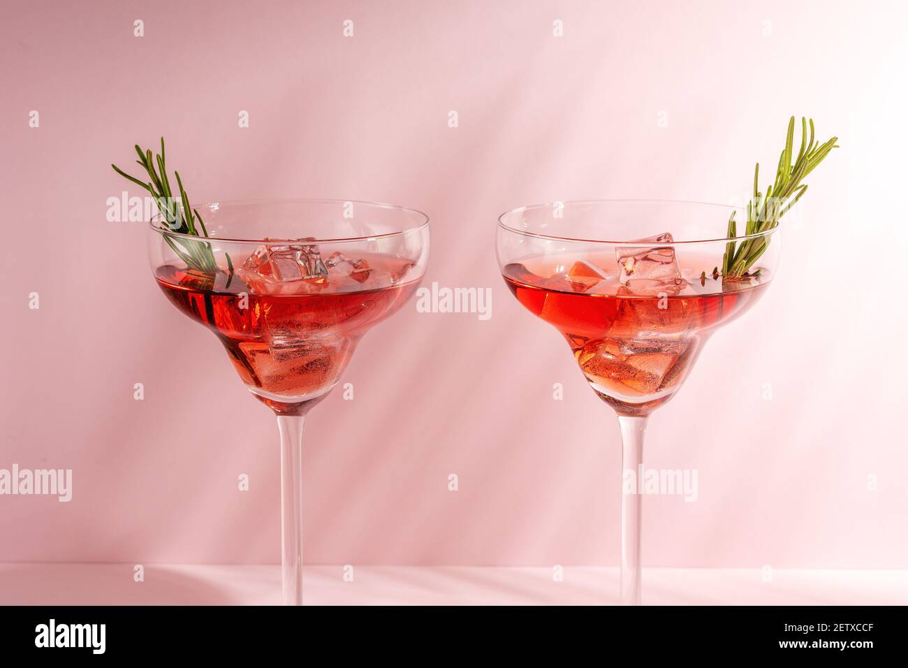 Cocktail rafraîchissant au romarin dans un verre sur fond lumineux. Concept de fête d'été. Banque D'Images