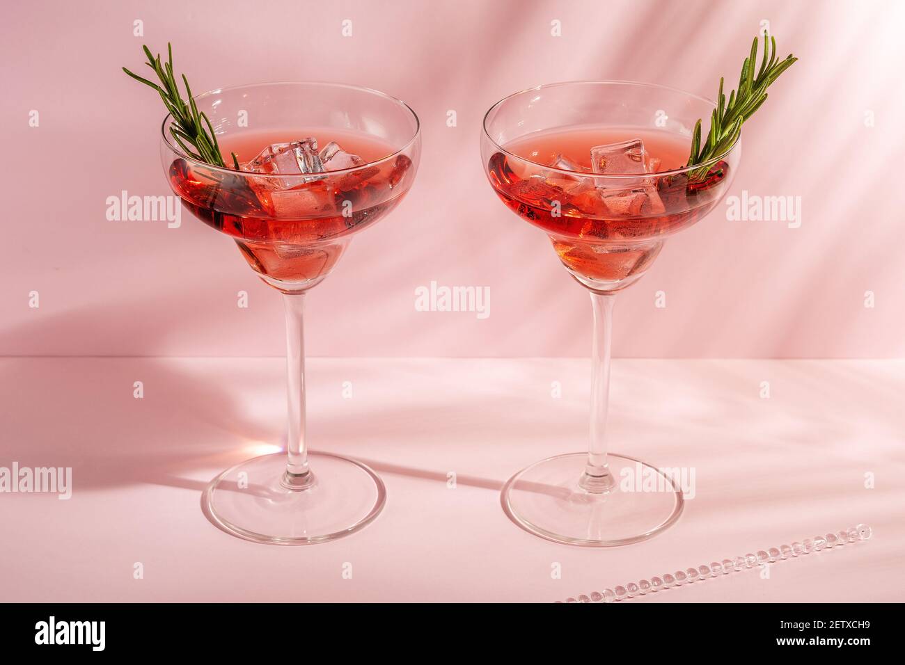 Cocktail rafraîchissant au romarin dans un verre sur fond lumineux. Concept de fête d'été. Banque D'Images