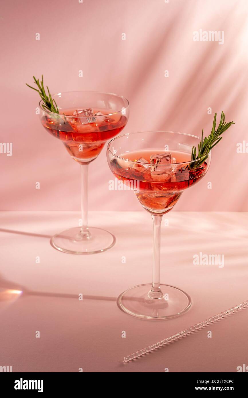 Cocktail rafraîchissant au romarin dans un verre sur fond lumineux. Concept de fête d'été. Banque D'Images