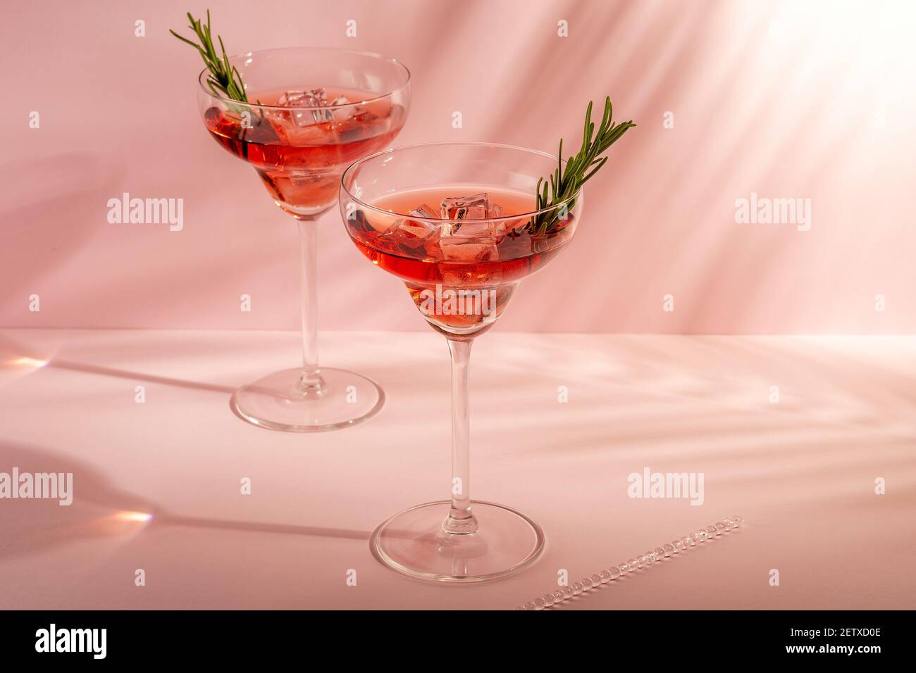 Cocktail rafraîchissant au romarin dans un verre sur fond lumineux. Concept de fête d'été. Banque D'Images