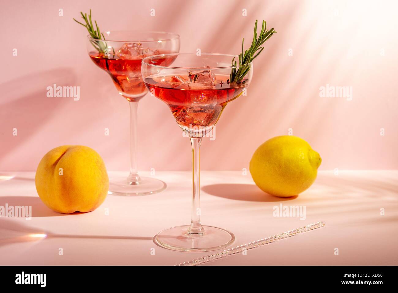 Cocktail rafraîchissant dans un verre avec pêche sur fond lumineux. Concept de fête d'été. Banque D'Images