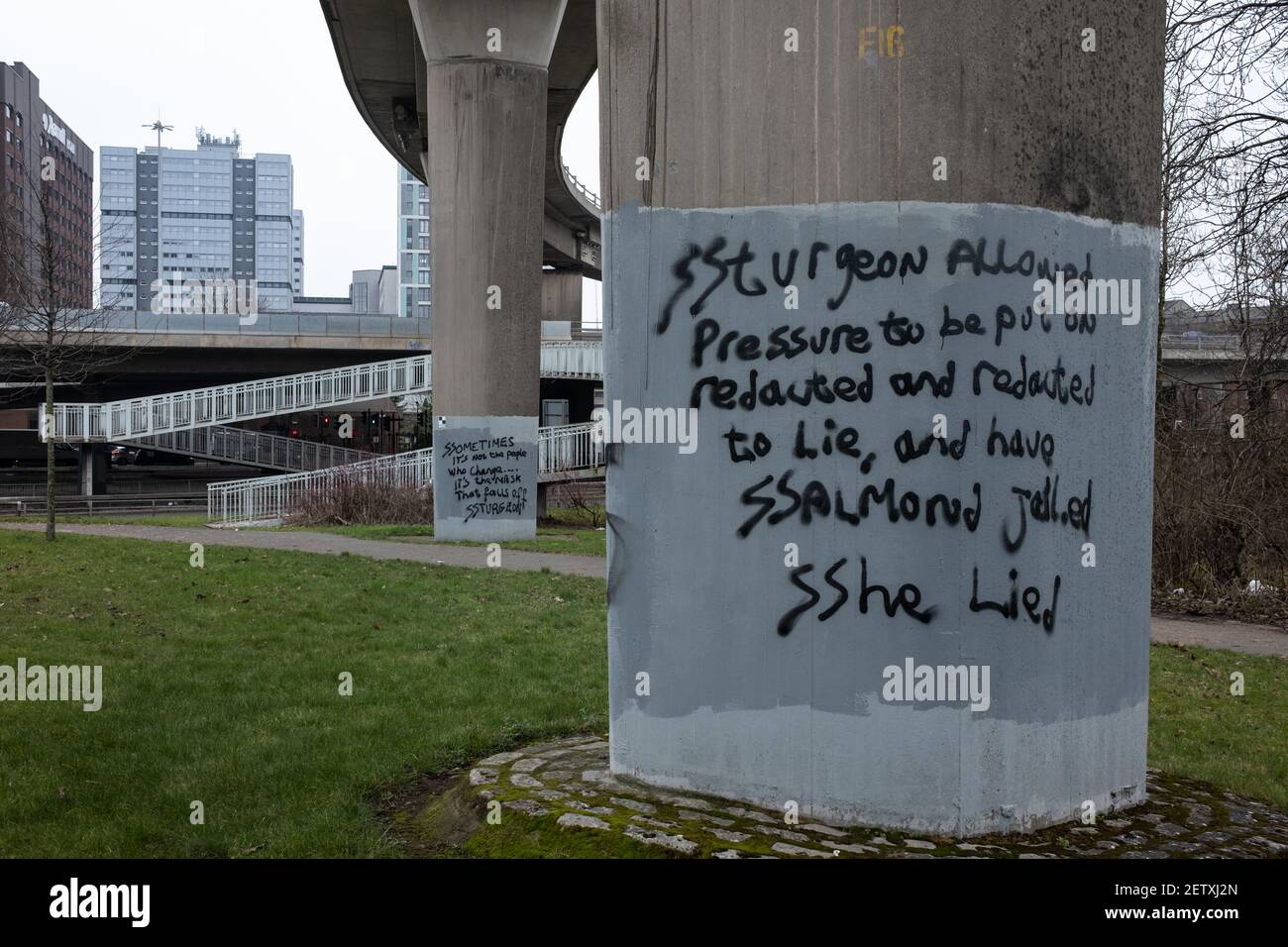 Glasgow, Royaume-Uni, le 2 mars 2021. Des graffitis politiques remettant en question les politiques du Parti national écossais et la direction du Premier ministre Nicola Sturgeon apparaissent sur les murs de la ville. GovernmentÕs graffiti remet en question la manipulation écossaise des vaccinations Covid-19, et SturgeonÕs peut induire en erreur le Parlement dans l'enquête en cours sur Alex Salmond, et pour laquelle Sturgeon comparaîtra mercredi devant la commission d'enquête parlementaire. Crédit photo : Jeremy Sutton-Hibbert/Alay Live News. Banque D'Images