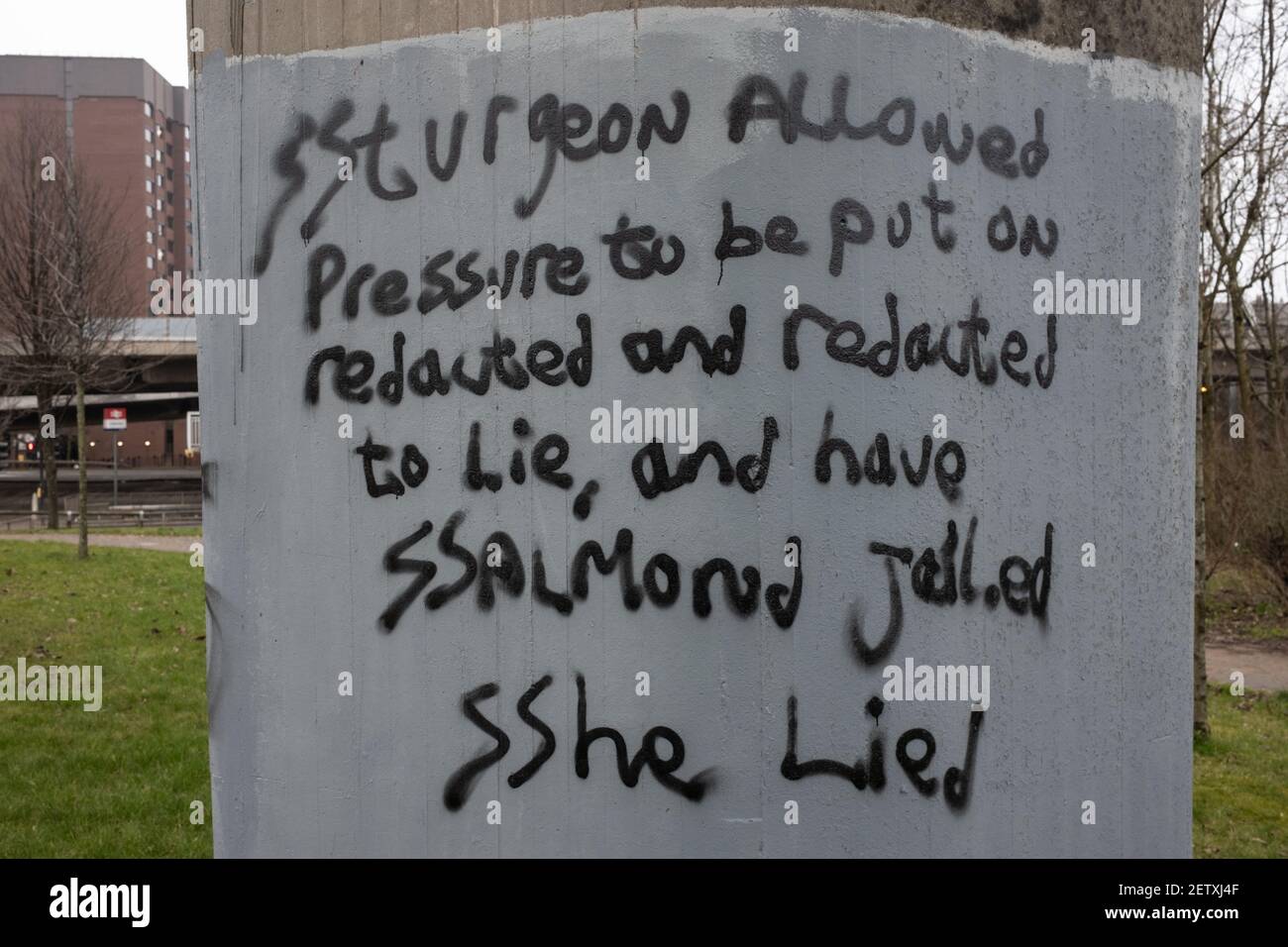 Glasgow, Royaume-Uni, le 2 mars 2021. Des graffitis politiques remettant en question les politiques du Parti national écossais et la direction du Premier ministre Nicola Sturgeon apparaissent sur les murs de la ville. GovernmentÕs graffiti remet en question la manipulation écossaise des vaccinations Covid-19, et SturgeonÕs peut induire en erreur le Parlement dans l'enquête en cours sur Alex Salmond, et pour laquelle Sturgeon comparaîtra mercredi devant la commission d'enquête parlementaire. Crédit photo : Jeremy Sutton-Hibbert/Alay Live News. Banque D'Images