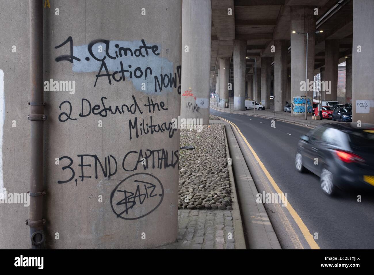 Glasgow, Royaume-Uni, le 2 mars 2021. Des graffitis politiques apparaissent sur les murs de la ville. Au cours de l'actuel confinement en cas de pandémie de santé dans la ville, il y a eu une explosion du nombre de graffitis apparaissant sur les murs. Crédit photo : Jeremy Sutton-Hibbert/Alay Live News. Banque D'Images