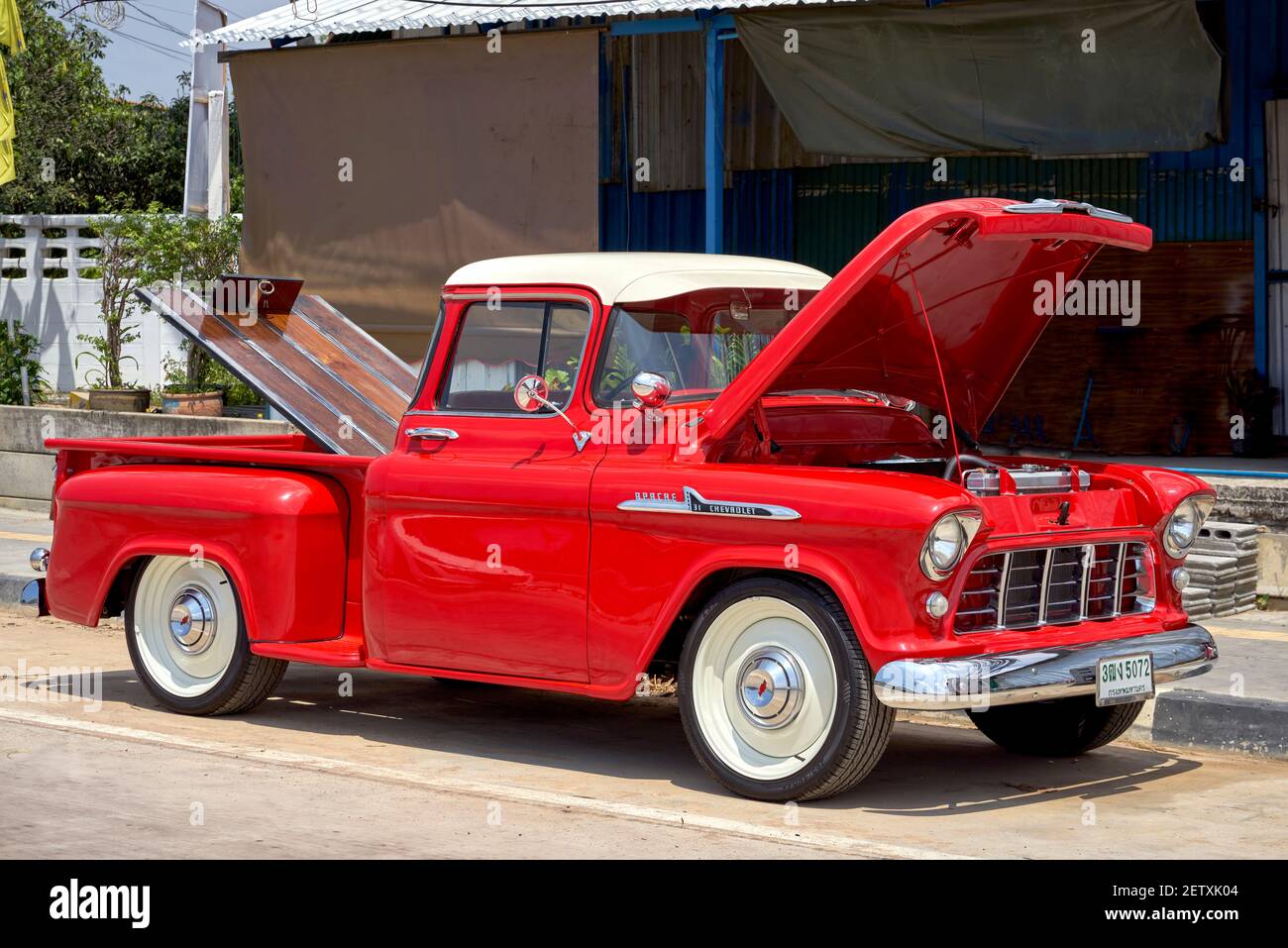 Chevrolet Apache 31.1959 vintage pick-up Chevrolet en rouge vierge concours d'élégance état ayant subi une restauration complète. Banque D'Images