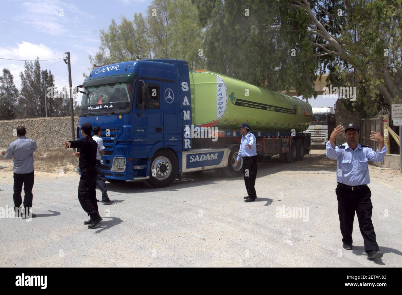 Les forces de sécurité palestiniennes restent en garde tandis que des camions égyptiens