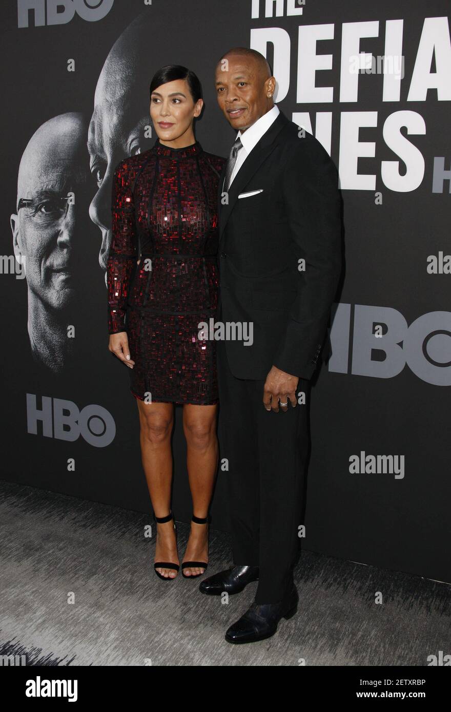 Le producteur de disques Dr. Dre et Nicole Young assistent à la première de la chaîne HBO « The Defiant One » au Paramount Theatre le 22 juin 2017 à Hollywood, en Californie. (Photo par crash/imageSPACE) *** Veuillez utiliser le crédit du champ de crédit *** Banque D'Images