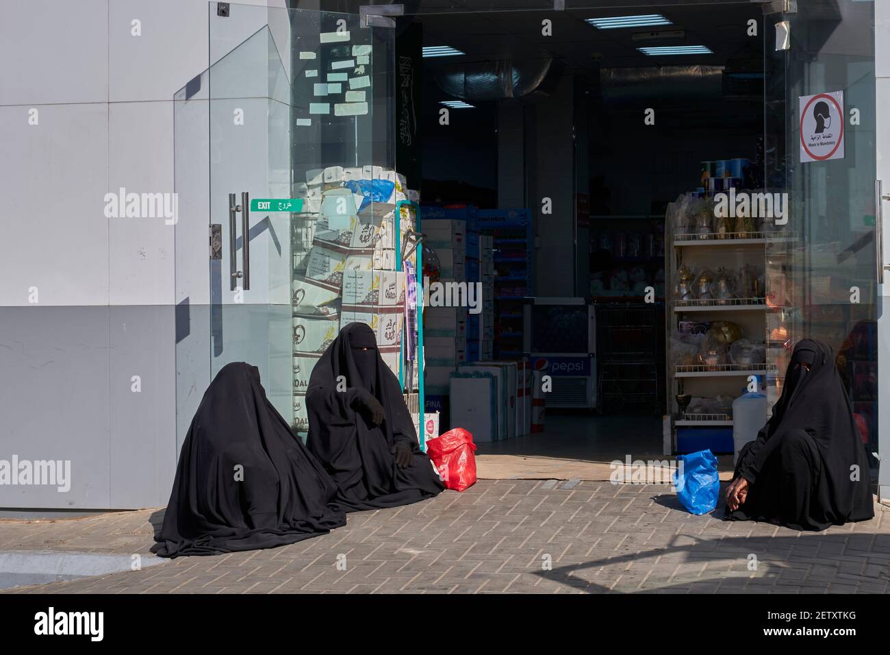 Les femmes arabes imploraient dans un magasin de nourriture Banque D'Images