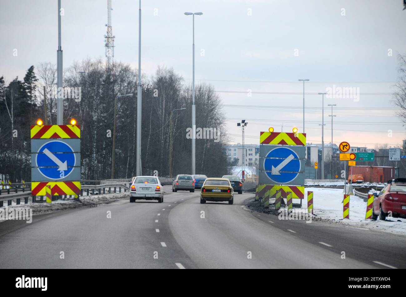 La circulation à l'approche d'une route fonctionne près d'Helsinki en Finlande une nouvelle voie est en cours d'ajout Banque D'Images