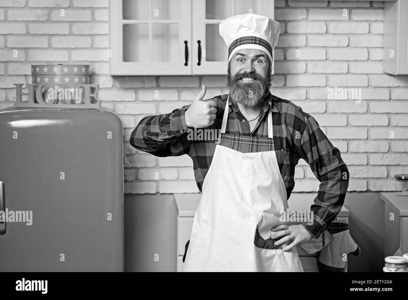 Un chef barbu sérieux et satisfait, un cuisinier ou un boulanger qui se fait un excellent geste. Banque D'Images