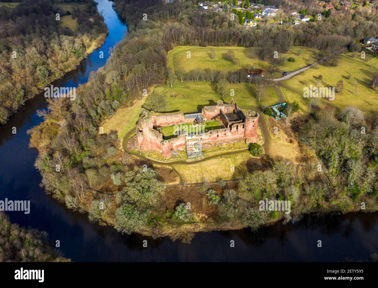 Vue aérienne du château de Bothwell sur les rives de la rivière Clyde, South Lanarkshire, Écosse. Banque D'Images