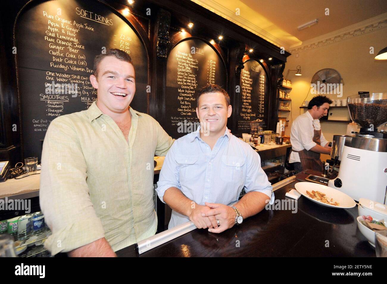 MATT STEVENS (À GAUCHE) ET LEE MEARS DANS LEUR CAFÉ/CANTINE, ILS ONT OUVERT À BATH. PHOTO DAVID ASHDOWN Banque D'Images