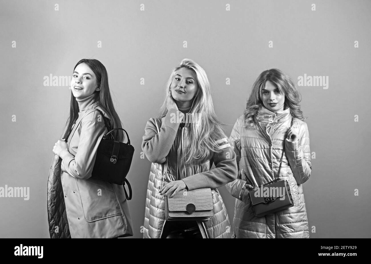 Studio portrait d'un groupe de trois jeunes très beau modèle souriant et amusant. Banque D'Images