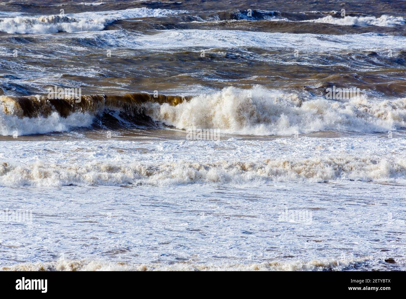 Vagues et surf dans la mer agitée au large de Hanovre Point dans l'île de Wight pendant le mauvais temps avec force de tempête vents violents Banque D'Images
