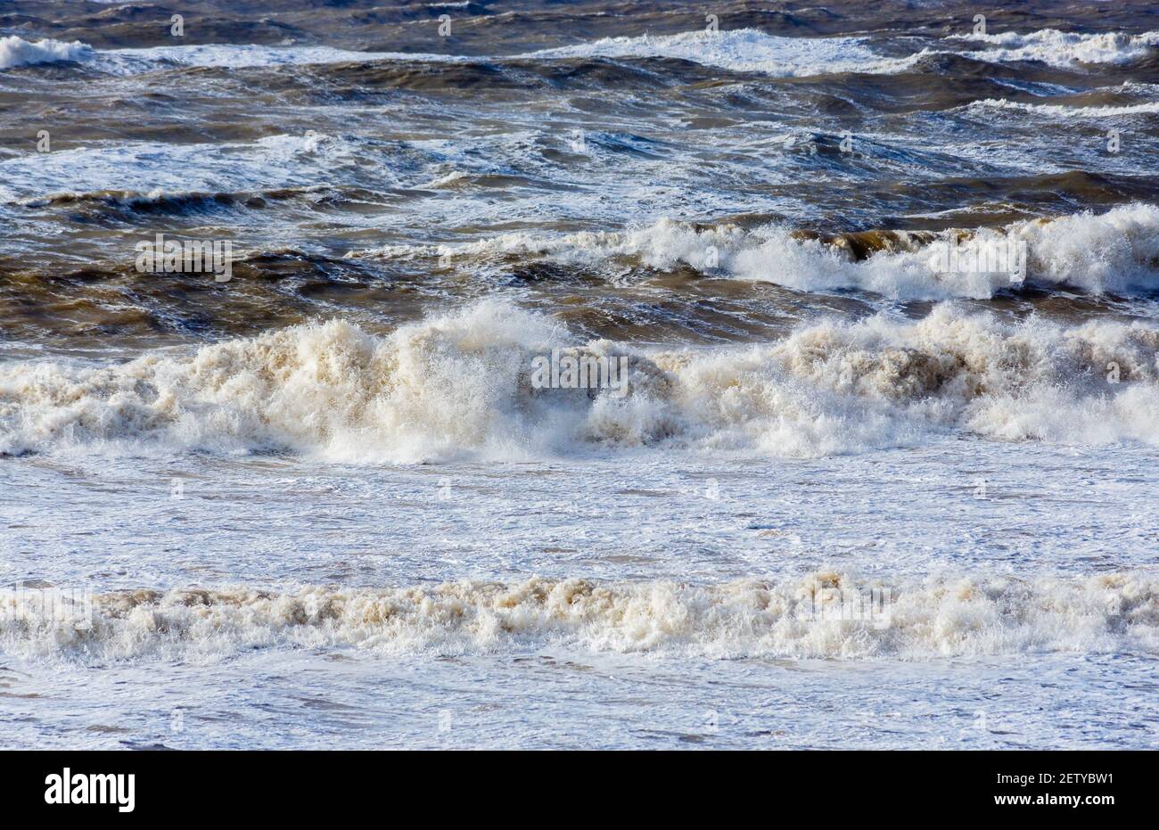 Vagues et surf dans la mer agitée au large de Hanovre Point dans l'île de Wight pendant le mauvais temps avec force de tempête vents violents Banque D'Images