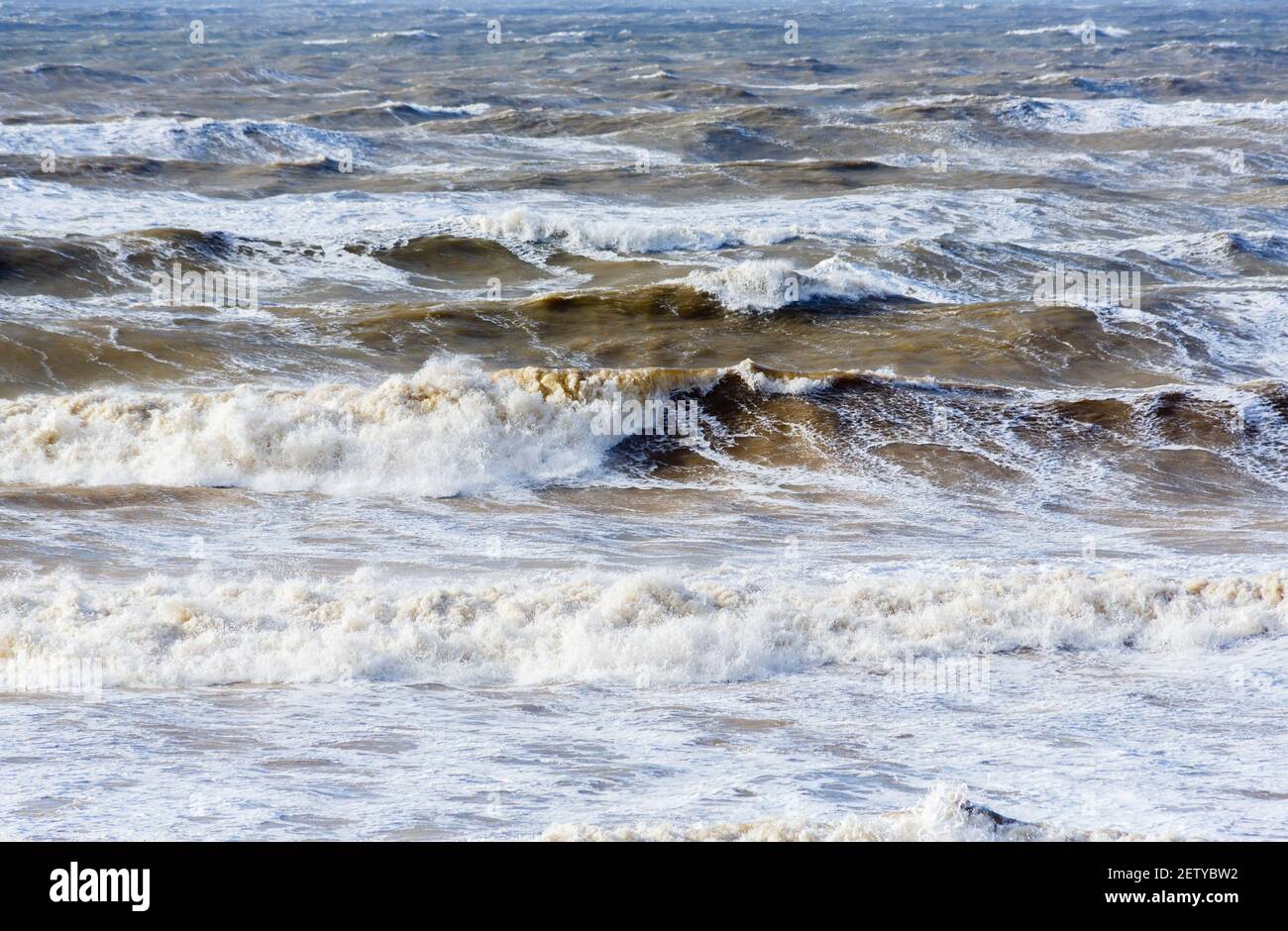 Vagues et surf dans la mer agitée au large de Hanovre Point dans l'île de Wight pendant le mauvais temps avec force de tempête vents violents Banque D'Images