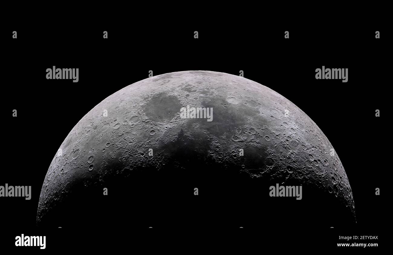 Le croissant de lune cirant comme vue de l'hémisphère sud. Incroyable la lune surface rugueuse plein de cratères de météorites venant de l'univers A. Banque D'Images