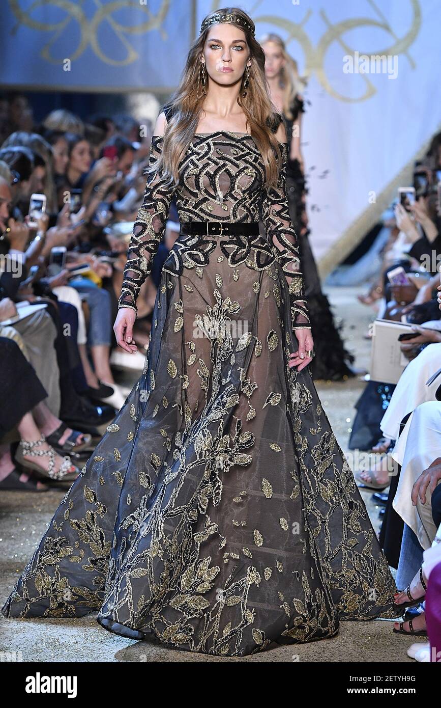 Samantha Gradoville sur la piste lors du salon de la mode Elie Saab Paris  haute Couture automne hiver 2017-2018 à Paris, France, le 5 juillet 2017.  (Photo de Jonas Gustavsson) *** Veuillez