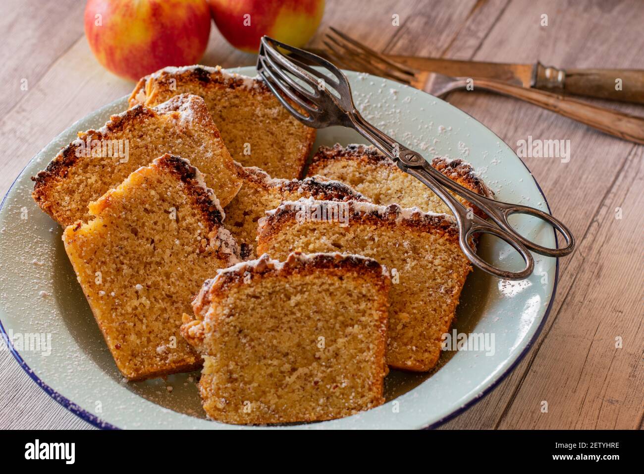 Une assiette avec des morceaux de gâteau Banque D'Images
