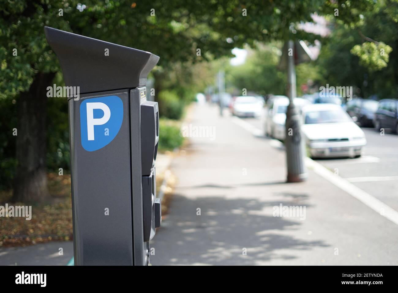 Parking moderne payant dans la rue par carte ou en espèces Photo Stock