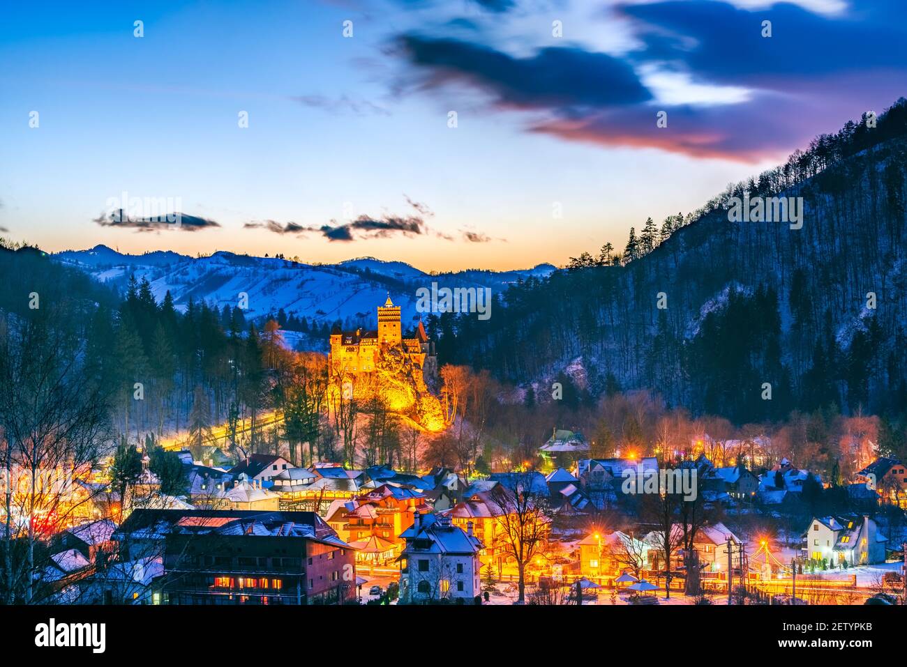 Château de Bran en Roumanie, forteresse médiévale légendaire pour le mythe de Dracula, montagnes des Carpates Banque D'Images