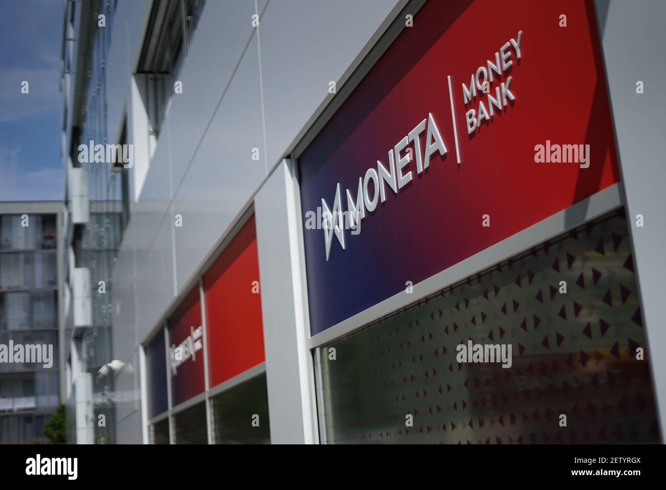 Prague, République tchèque - août 8 2019 : succursale de la Moneta Money Bank avec nouveau logo Banque D'Images