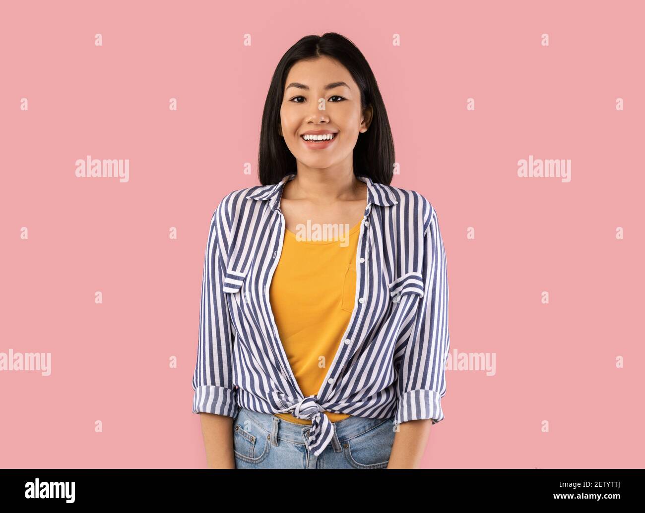 Portrait d'une jeune femme asiatique souriante et amicale Banque D'Images