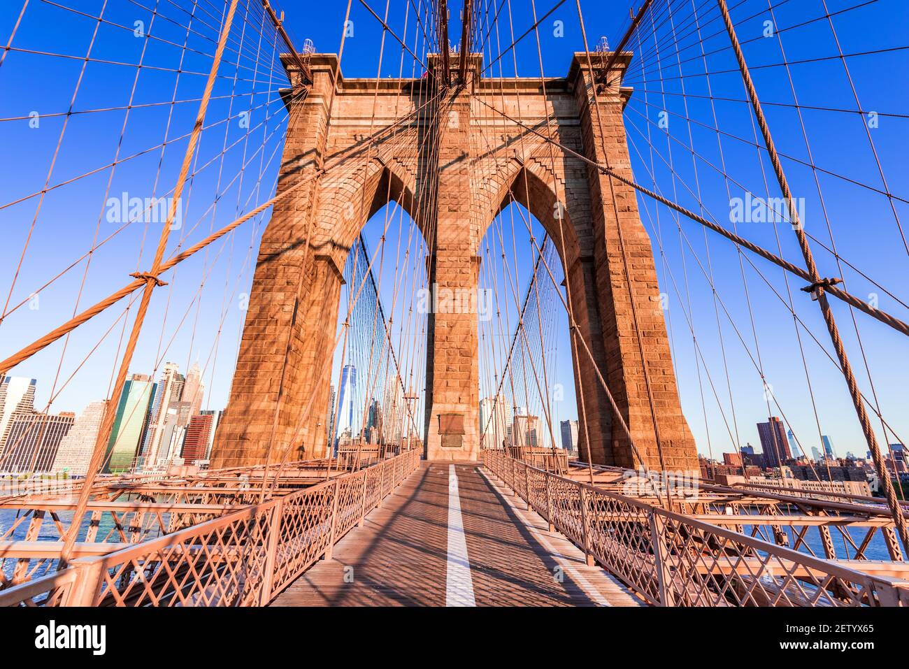 New York, États-Unis d'Amérique. Lever du soleil sur le pont de Brooklyn à New York, Manhattan, États-Unis. Banque D'Images